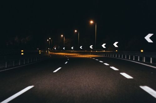 夜间行驶在高速是开什么灯